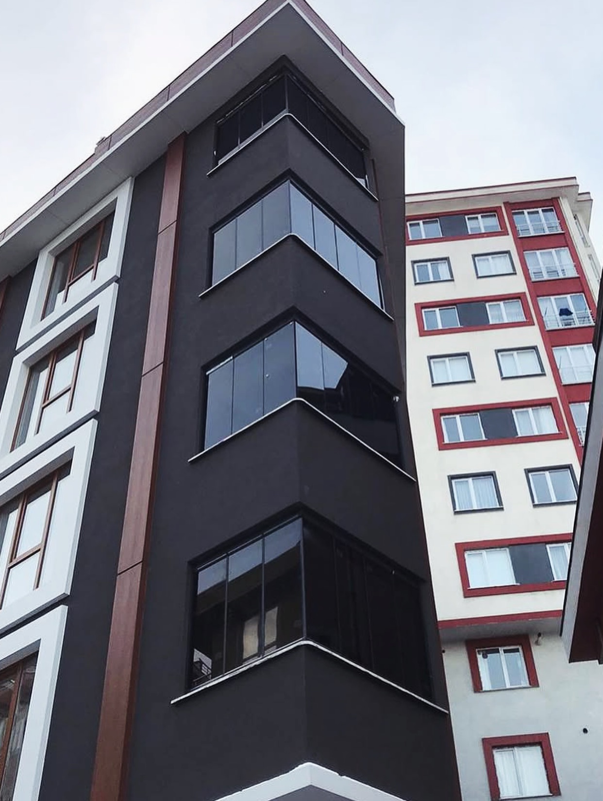 Cam balkon uygulaması sonrası kapatılmış balkonlar